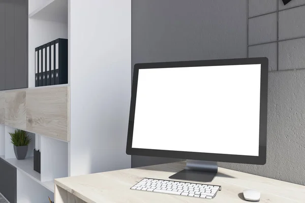 Pantalla de escritorio blanca en escritorio de oficina — Foto de Stock