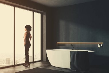 Siyah panoramik banyo köşesi, tonda kadın
