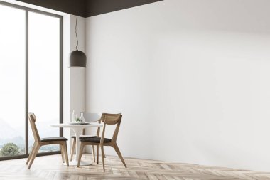 Bir kafe köşesinde beyaz yuvarlak masa