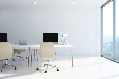 Beyaz ofis iç mekan, bilgisayar ekranları