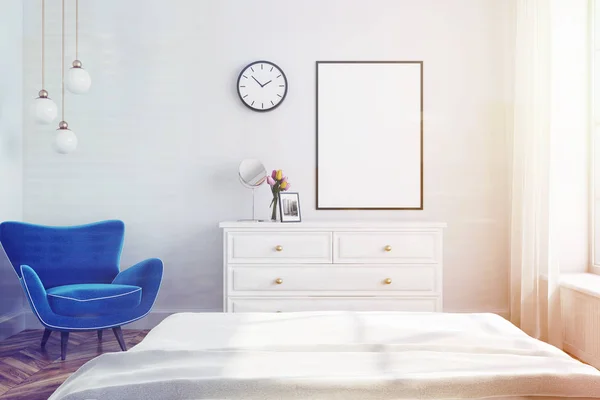 Bílá obývací pokoj interiér, modré křeslo laděných — Stock fotografie