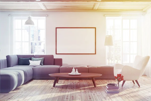 Bílé obývací pokoj s horizontální plakát laděných — Stock fotografie