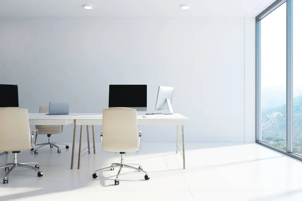 Interior blanco de la oficina, pantallas de ordenador —  Fotos de Stock