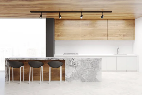 Interior de cocina blanca y de madera con barra —  Fotos de Stock