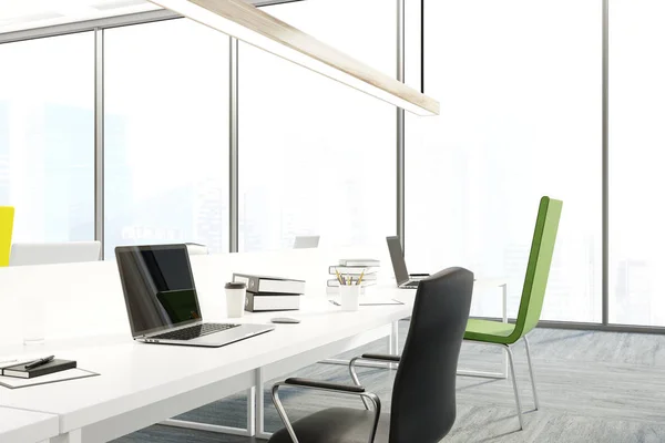 Gule, svarte og grønne stoler - kontor i nærheten – stockfoto