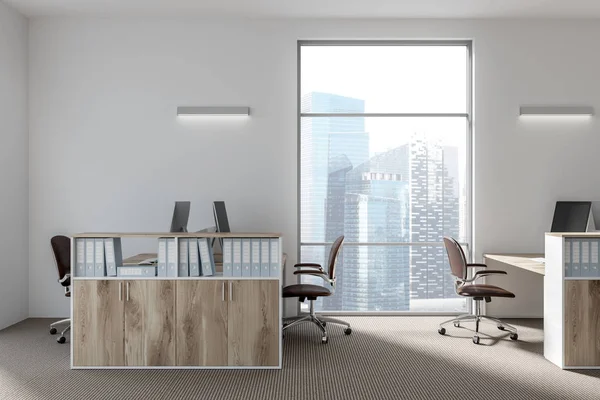Holzregale in einem weißen Büro — Stockfoto