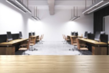 Beyaz duvar açık alan ofis iç