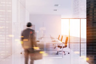 Toplantı Salonu beyaz bir duvar girerek işadamı