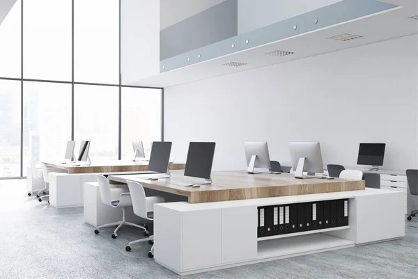Bílé a dřevěná patrová kancelář roh — Stock fotografie