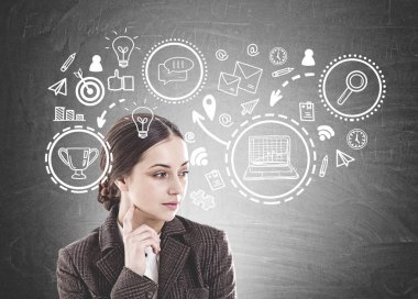 Düşünceli genç esmer, planı başarıya