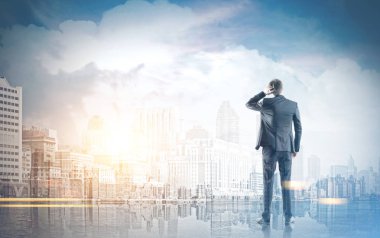 Arka görünümü işadamı tırmalamak baş, cityscape