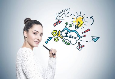 Güzel genç kadın bir marker, iyi bir fikir ile