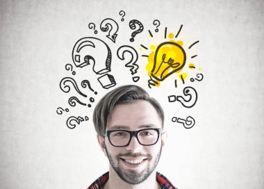 Gözlüklü, soru cevap gülümseyen hipster adam