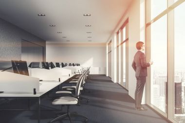 Concerete ve beyaz loft ofis, iş adamı