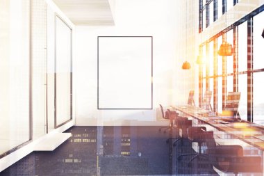 Açık alan ofis, siyah koltukları, tonda poster