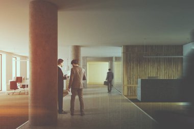 Çatı ahşap Resepsiyon salonu, sütun, tonda insanlar