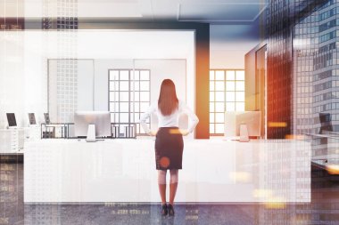 Beyaz tonlu bir açık alan ofis resepsiyonda