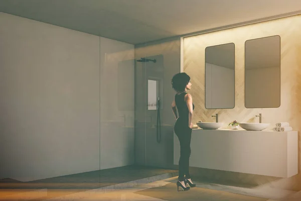 Canto do banheiro cinza e de madeira, uma mulher — Fotografia de Stock