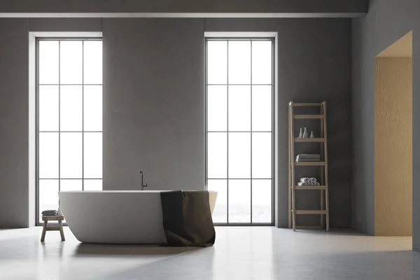 白の白の床と灰色の浴室の浴槽 — ストック写真