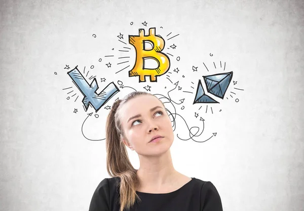 Nadenkend vrouw in T shirt, cryptocurrency bitcoin — Stockfoto