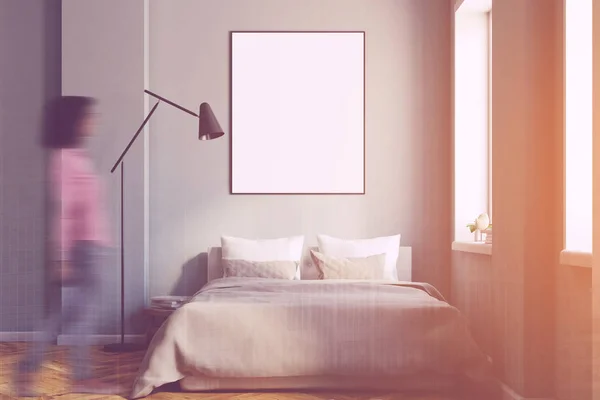 Grijze slaapkamer interieur met een poster toned — Stockfoto