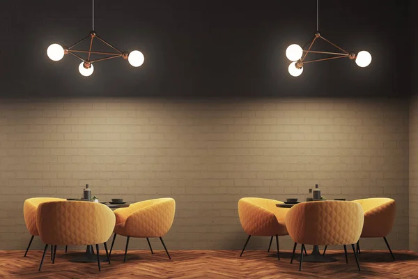 Cinza tijolo moderno café, poltronas amarelas — Fotografia de Stock