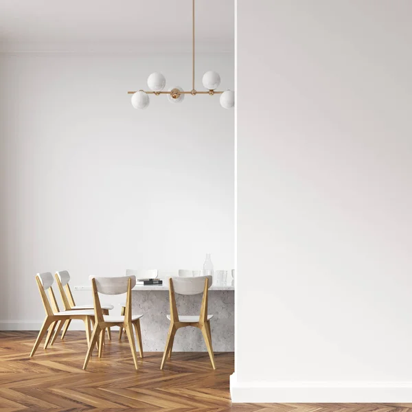 Белый стол с дизайнерскими стульями, стена — стоковое фото