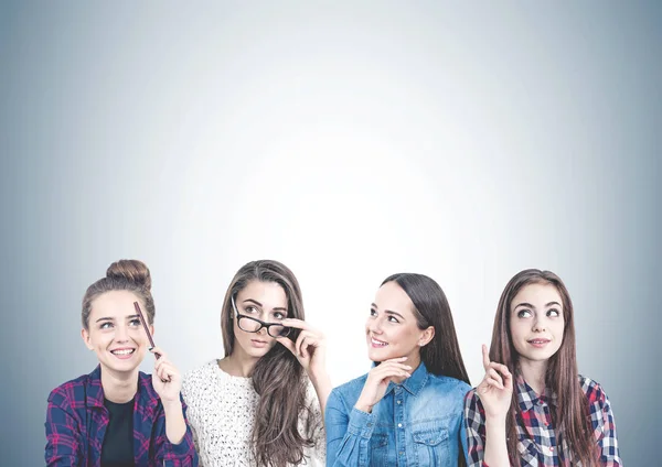 Quatro meninas adolescentes pensando juntos, cinza — Fotografia de Stock