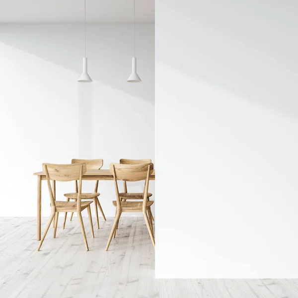 Mesa de comedor de madera en una habitación blanca, pared — Foto de Stock