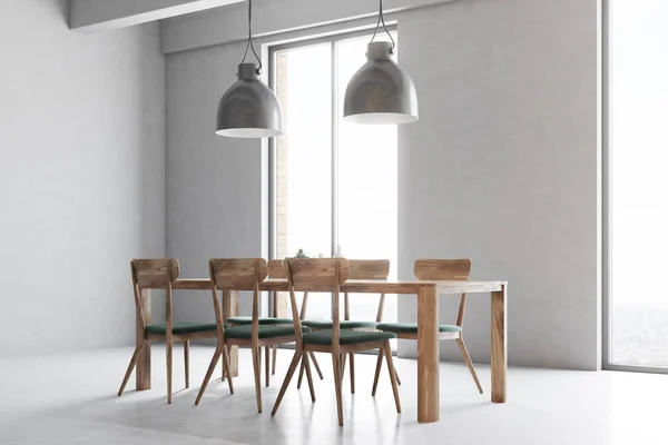 Houten tafel met grijze en houten stoelen, windows — Stockfoto