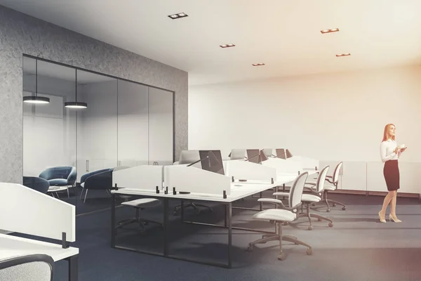 Concerete och vitt loft kontor, affärskvinna — Stockfoto