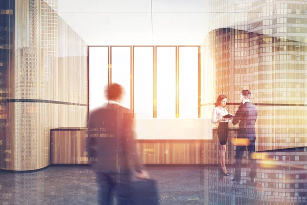 Hölzerner und weißer Empfang im hölzernen Büro-Foyer — Stockfoto