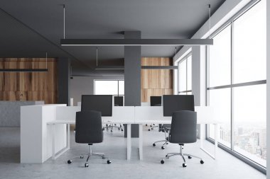 Gri ve ahşap ofis ortamında bilgisayara