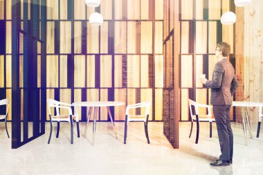 Restoran iç, ahşap duvarlar, adam