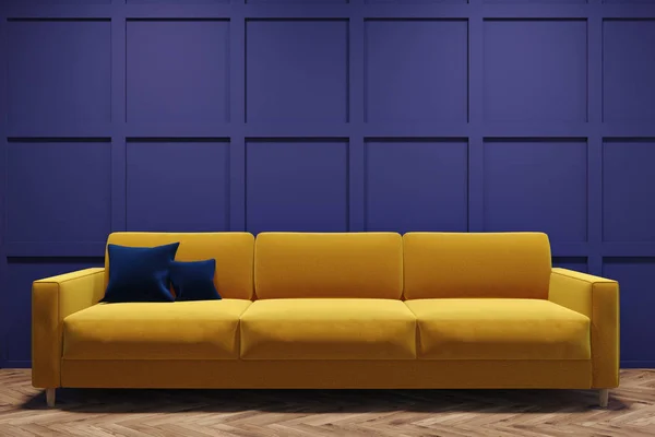 Κίτρινο καναπέ σε ένα πορφυρό δωμάτιο — Φωτογραφία Αρχείου