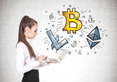 Bir dizüstü bilgisayar, cryptocurrency bitcoin ile sakin kadın