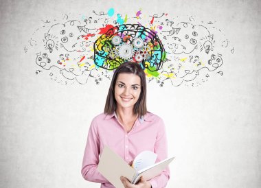 Gülümseyen genç kadın, defterini, cog beyin