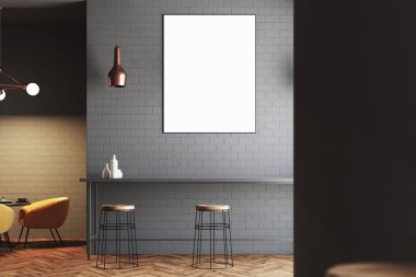 Gri duvar bar ve kafe iç, koltuklar, poster