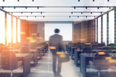 Çatı konferans odası, gri sandalyeler, adam