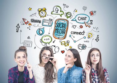 Birlikte, sosyal medya düşünme dört genç kız