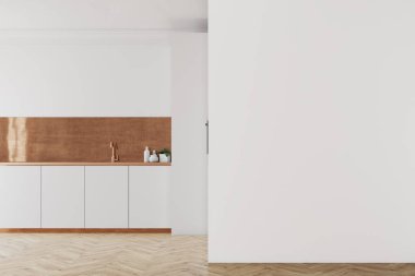 Fonksiyonel beyaz ve kahverengi mutfak, duvar