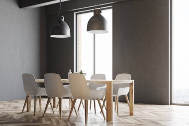 Beyaz sandalye, windows ile ahşap masa