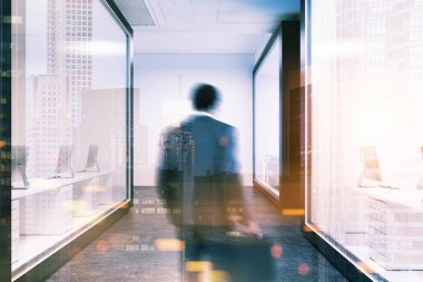 Beyaz duvar ofis lobisinde işadamı