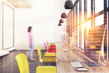 Açık yazıhane, sarı ve kırmızı sandalyeler, tonda poster