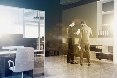 Siyah duvar açık alan office köşe, kitaplık, erkekler