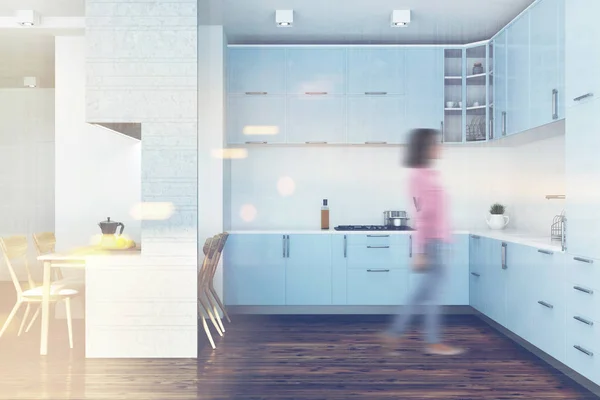Cucina blu, mobili bianchi sfocatura — Foto Stock