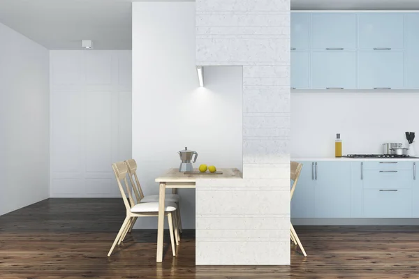 Weiße Küche, blaue und weiße Möbel — Stockfoto