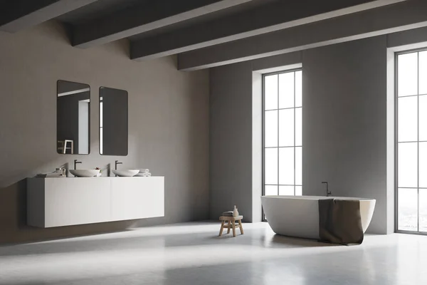 Hoek van een grijze badkamer met witte vloer — Stockfoto
