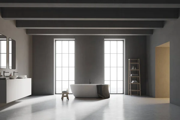 Interior de un baño gris con suelo blanco —  Fotos de Stock