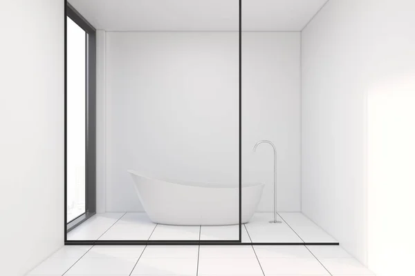 Banheiro de parede de vidro com uma banheira branca — Fotografia de Stock